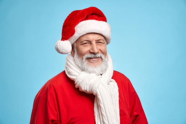 Felice Babbo Natale in cappello rosso isolato