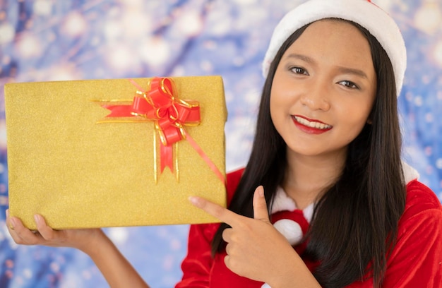 Felice Babbo Natale ragazza tenere presente casella con sfondo di neve.