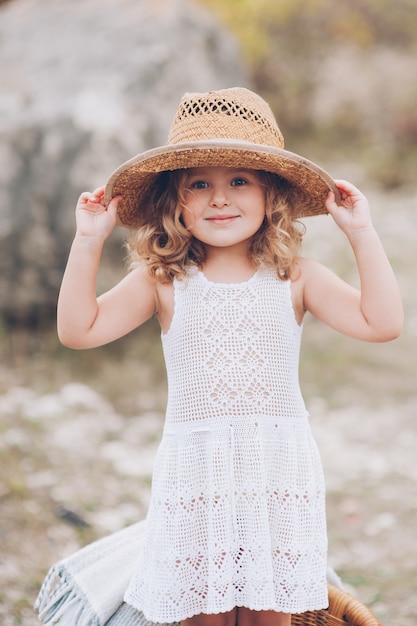 felice bambina che indossa un cappello all&#39;aperto