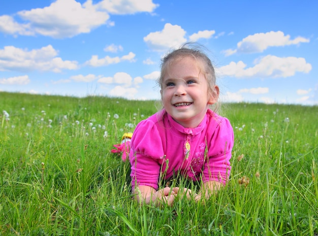 Felice bambina sdraiata sull'erba