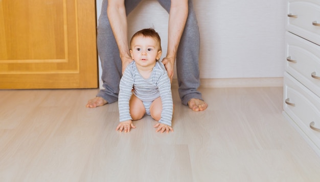 Felice bambino che gattona con sua madre