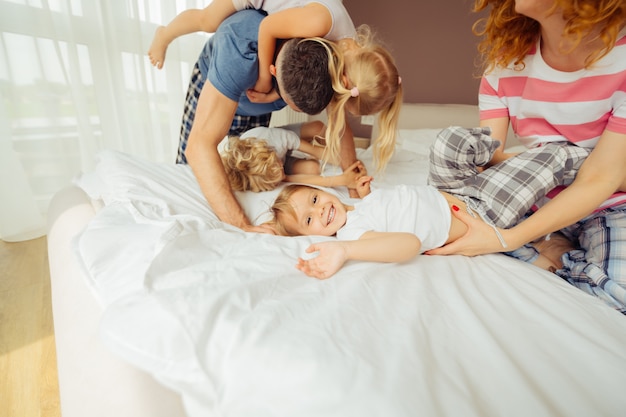 Felice bambino felice sdraiato sul letto