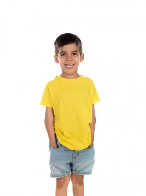 Felice bambino scuro con t-shirt gialla