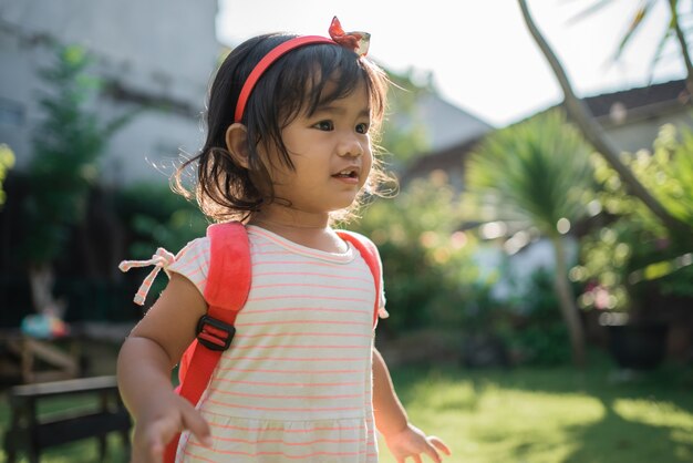 Felice bei bambini in età prescolare asiatica studentessa al mattino