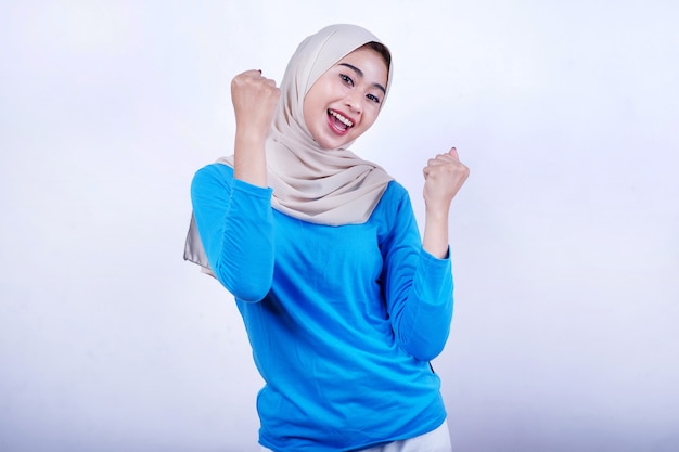 Felice bella donna che indossa hijab e maglietta blu, sentendo lo spirito sorridere e chiudere gli occhi