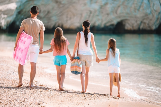 Felice bella famiglia con bambini sulla spiaggia