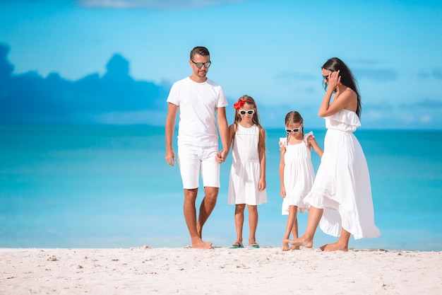 Felice bella famiglia con bambini sulla spiaggia