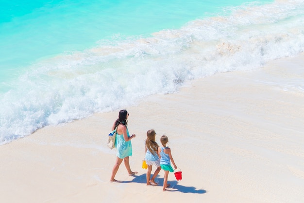 Felice bella famiglia in vacanza spiaggia tropicale