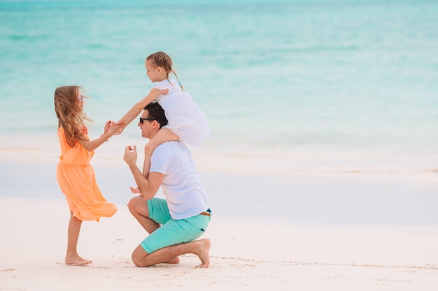 Felice bella famiglia in vacanza spiaggia tropicale