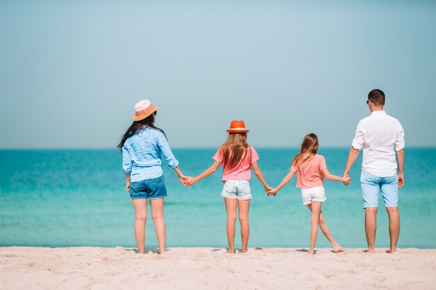 Felice bella famiglia in vacanza spiaggia tropicale