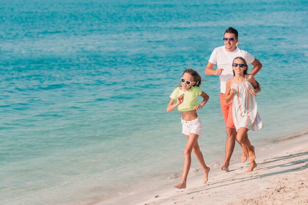 Felice bella famiglia in vacanza spiaggia tropicale