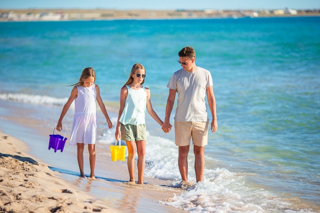 Felice bella famiglia in vacanza spiaggia tropicale