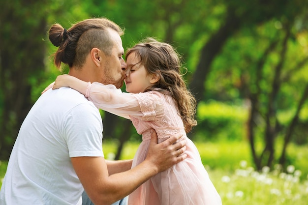 Felice bella famiglia insieme padre e figlia ritratto in una passeggiata in una soleggiata giornata estiva