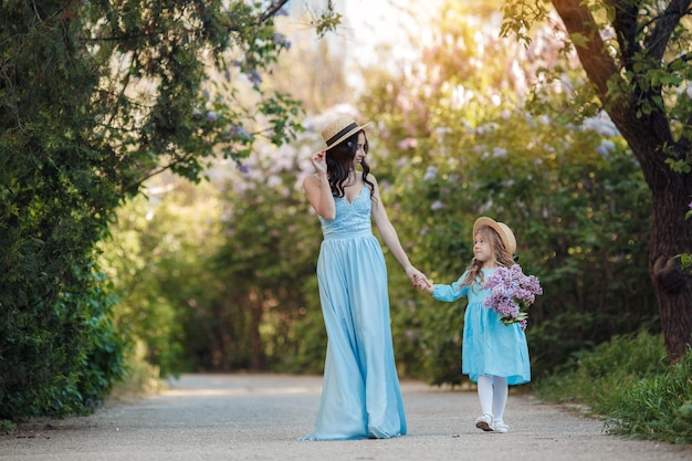 felice bella famiglia madre e bambini