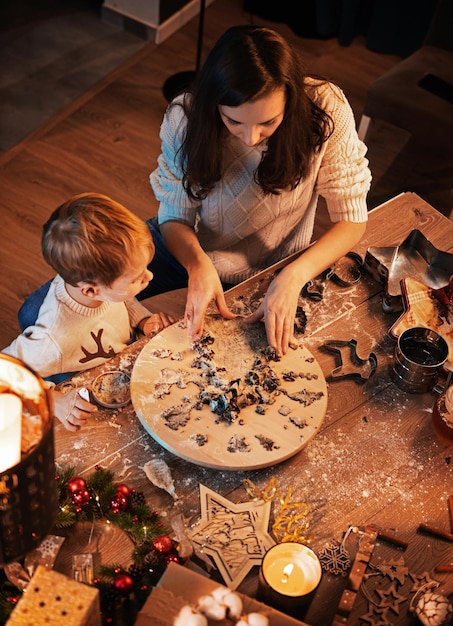 Felice bella famiglia, madre e figlio che si preparano per il Natale insieme a casa