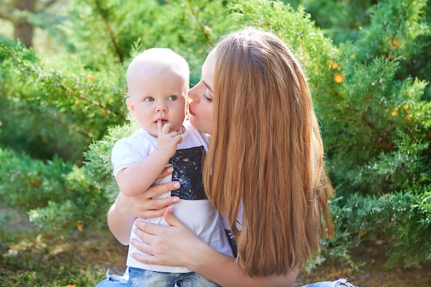 Felice bella madre e figlia o figlio