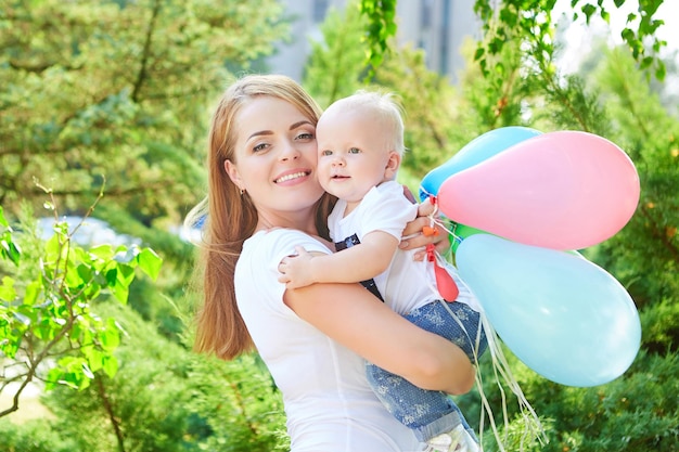 Felice bella madre e figlia o figlio