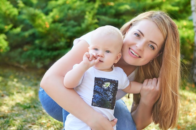 Felice bella madre e figlia o figlio