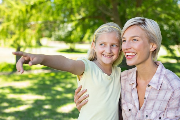 Felice bionda con sua figlia nel parco