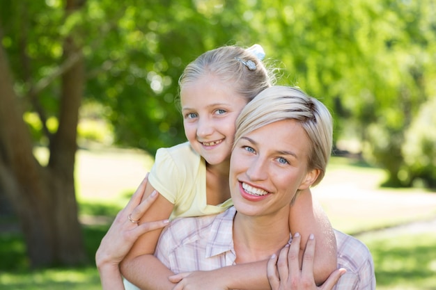 Felice bionda con sua figlia