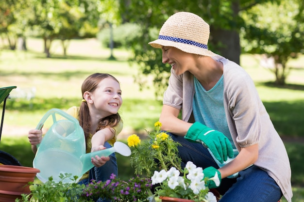 Felice bionda e sua figlia di giardinaggio