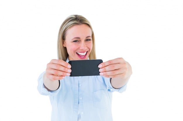 Felice bionda prendendo un selfie con smartphone