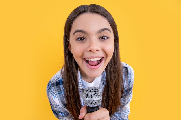 Felice cantante karaoke ragazza adolescente su sfondo foto di cantante karaoke ragazza adolescente con microfono