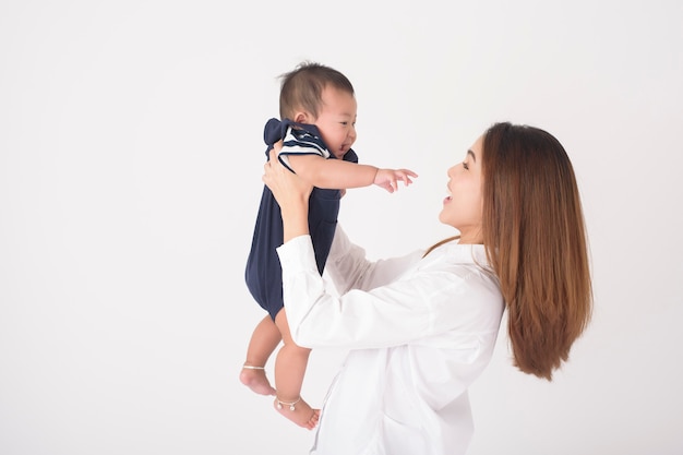 Felice carino neonato e bella mamma