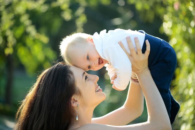 Felice carino neonato e madre divertendosi