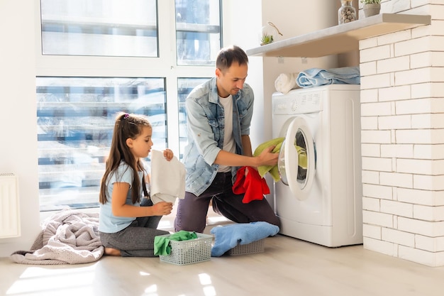 felice casual multietnico vestiti per il bucato della famiglia a casa