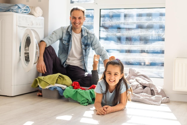 felice casual multietnico vestiti per il bucato della famiglia a casa