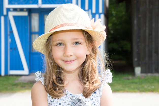 Felice cinque anni Ragazza che gioca all'aperto headshot con cappello di paglia fiore