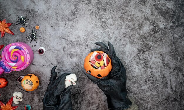 Felice concetto di Halloween. Dolcetto o scherzetto nella stagione autunnale. Simbolo spaventoso e oscuro di notte.