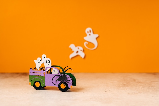 Felice concetto di vacanza di halloween decorazioni di carta fatta a mano di halloween ragni fantasmi in pipistrelli auto boo
