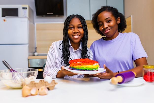 Felice coppia afroamericana innamorata di fare una torta a casa