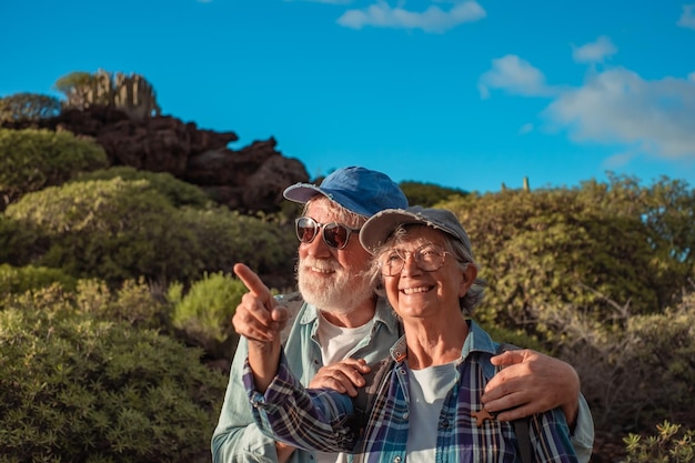 Felice coppia anziana nel trekking in montagna che gode della libertà della natura e di uno stile di vita sano