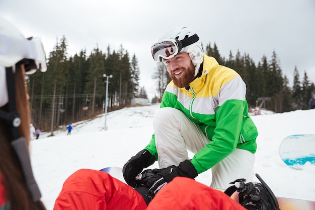 Felice coppia di amanti dello snowboard sulle piste gelida giornata invernale