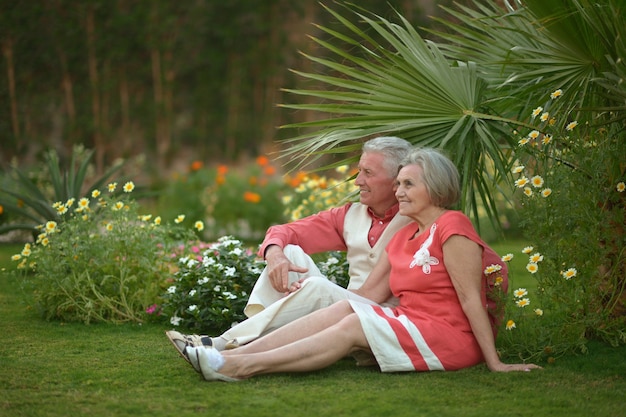 Felice coppia di anziani in giardino tropicale all'aperto