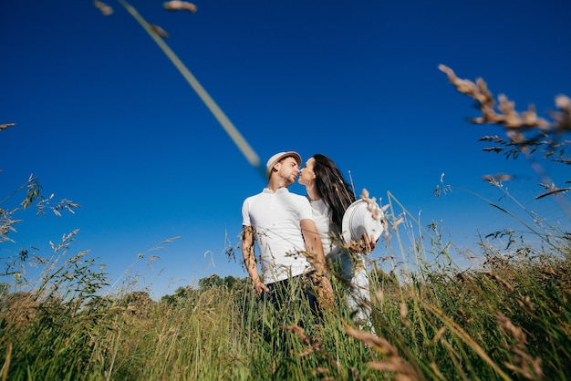 Felice coppia di giovani adulti sdraiato sull'erba Coppia innamorata Concetto di libertà Concetto di vita Storia d'amore romantica Estate