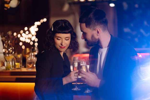 Felice coppia di innamorati che si godono un drink insieme al bar Celebrazione della festa Serata romantica