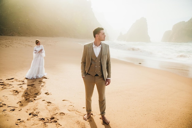 Felice coppia di mezza età romantica godendo bella passeggiata al tramonto sulla spiaggia