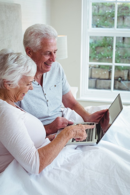 Felice coppia di pensionati con il portatile