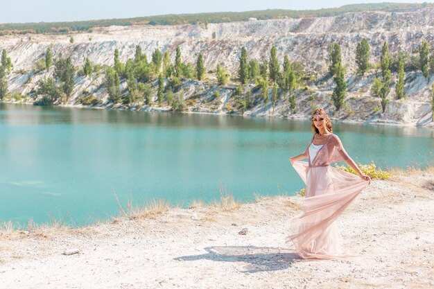 Felice coppia di sposi appena sposata che celebra e si diverte al bellissimo tramonto sulla spiaggia in Crimea Sebastopoli