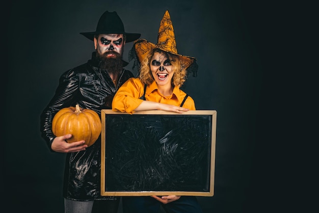 Felice coppia gotica in costume di Halloween Jackolanterns Poster di Halloween o biglietto di auguri persone conc