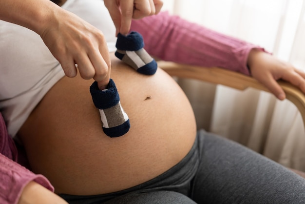 Felice coppia incinta di marito e moglie. La giovane donna in attesa tiene il bambino nella pancia incinta.