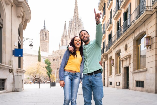 Felice coppia ispanica latino incontri all'aperto