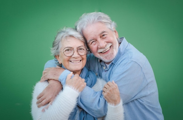 Felice coppia matura adulta anziana innamorata Marito e moglie senior che si abbracciano con emozioni vere