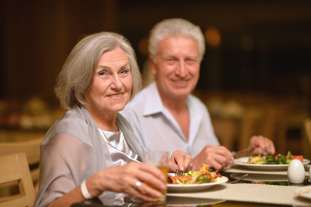 Felice coppia matura che cena al ristorante