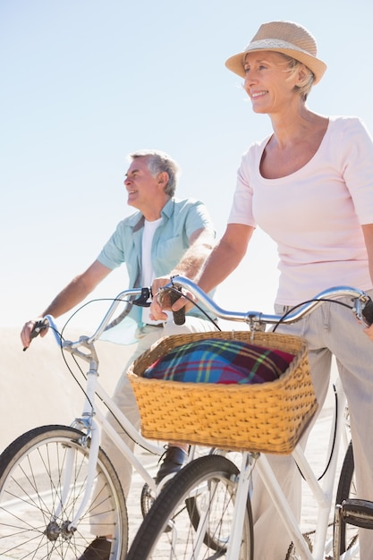 Felice coppia senior andando per un giro in bicicletta