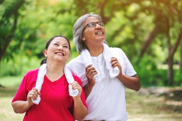 Felice coppia senior asiatica che trascorre del tempo all'aperto sano amoreseniority e natura